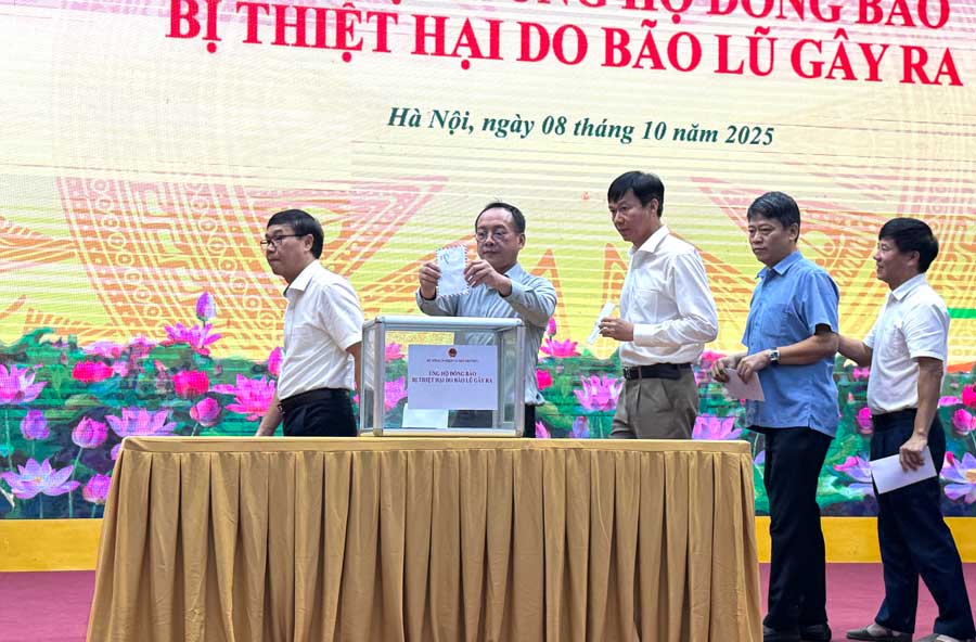 Cong nhan, vien chuc, nguoi lao dong Bo Nong nghiep va Moi truong huong ung loi keu goi cua Quyen Bo truong. Anh: Thuy Linh. 
