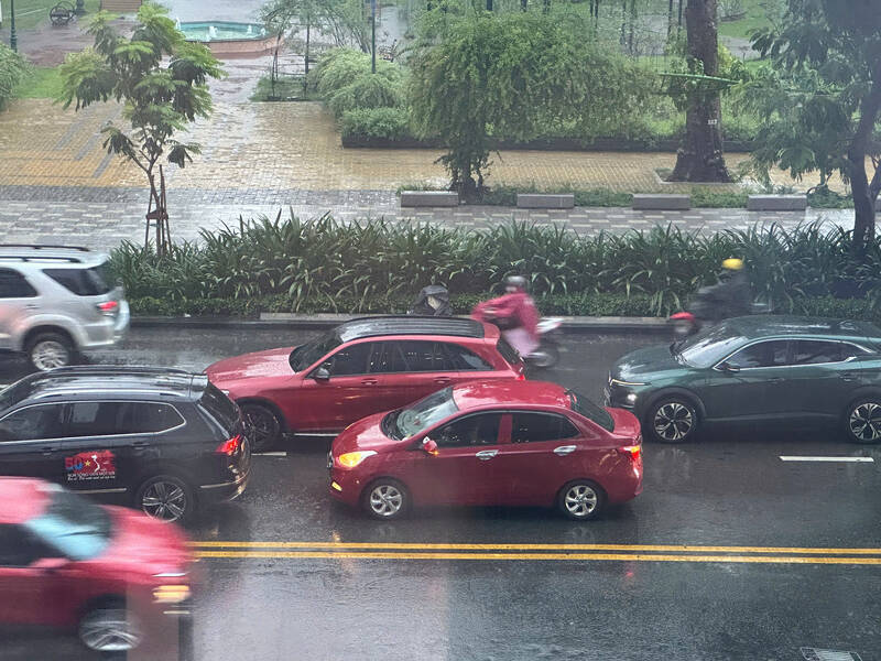 Les vehicules se deplacent lentement en raison des fortes pluies. Photo : Ha May