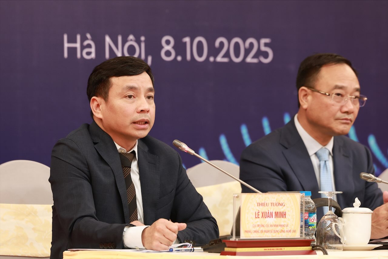 Major General Le Xuan Minh (left) - Director of the Department of Cyber Security and High-Tech Crime Prevention, Ministry of Public Security, in the press conference on the afternoon of October 8. Photo: Hai Nguyen