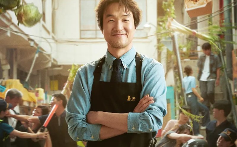 Han Suk Kyu is charming when playing the role of chicken restaurant owner and mediator. Photo: Producer of the movie "The Master of Conciliation"