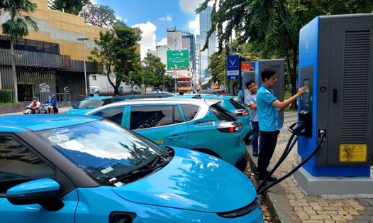 Xe ôtô điện sạc pin trên đường Lê Lai, trung tâm TPHCM. Ảnh: Minh Quân