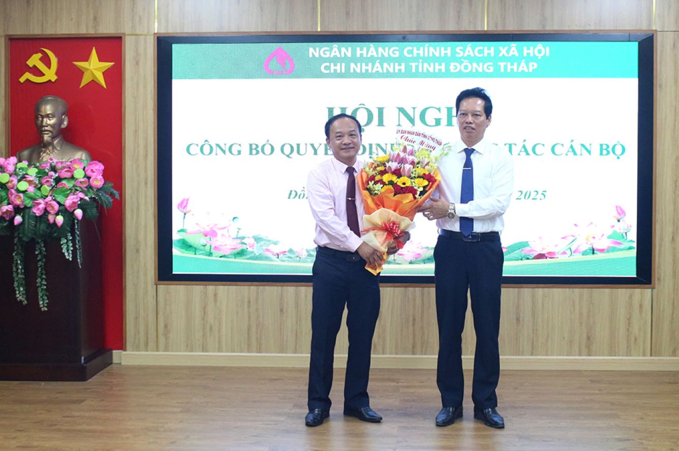 Pho Chu tich UBND tinh Dong Thap Nguyen Thanh Dieu (phai anh) tang hoa chuc mung ong Duong Van Hoang. Anh: Cong thong tin dien tu tinh Dong Thap