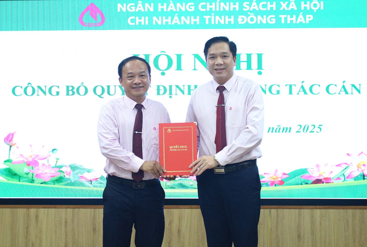 Ong Vuong Van Minh (phai anh trao Quyet dinh bo nhiem Giam doc Chi nhanh Ngan hang Chinh sach xa hoi tinh Dong Thap cho ong Duong Van Hoang. Anh: Cong thong tin dien tu tinh Dong Thap