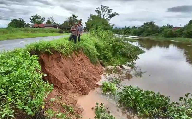 The landslide on the banks of the Vinh Dinh River through Vinh Dinh Commune threatens traffic routes. Photo: Hung Tho