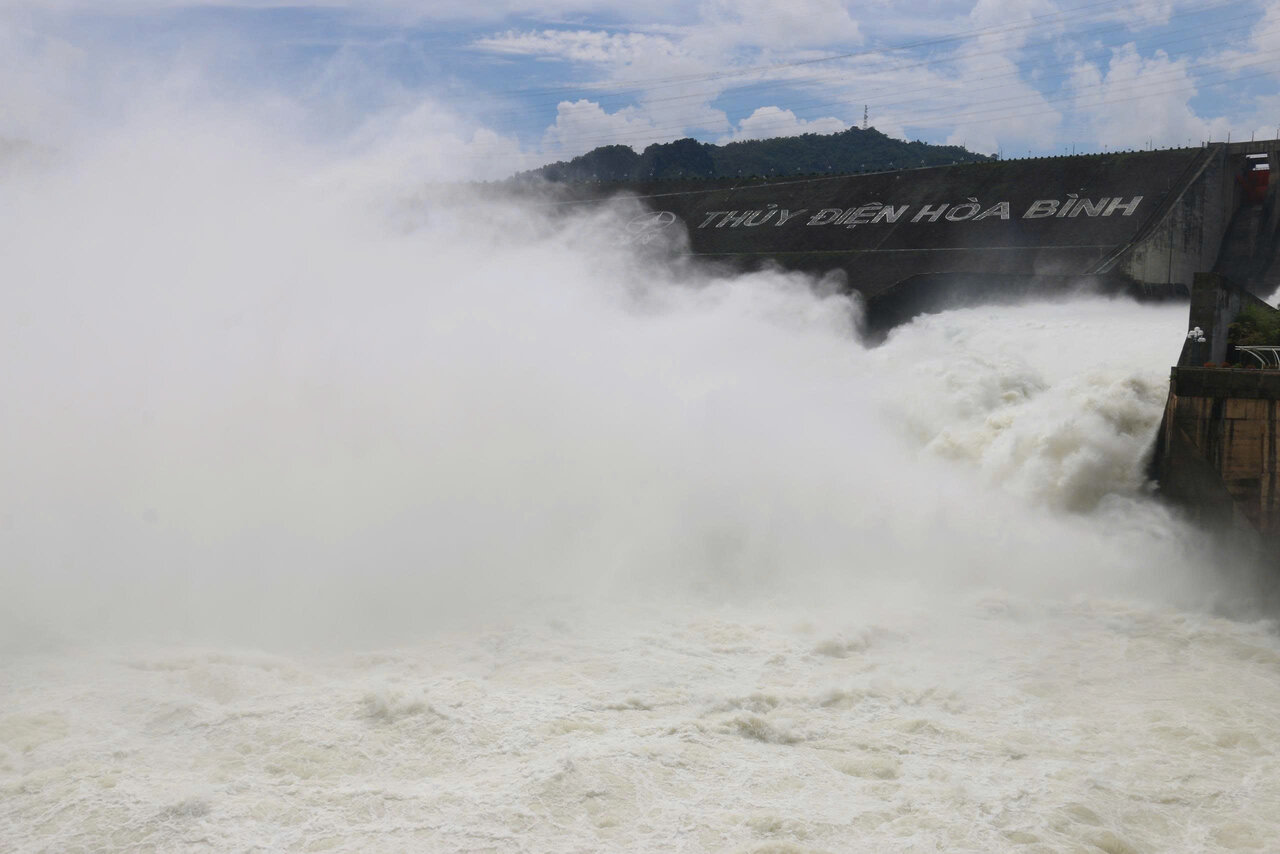 Hoa Binh 수력 발전소 하부 방류구가 폐쇄 명령을 받았습니다. 사진: Minh Nguyen