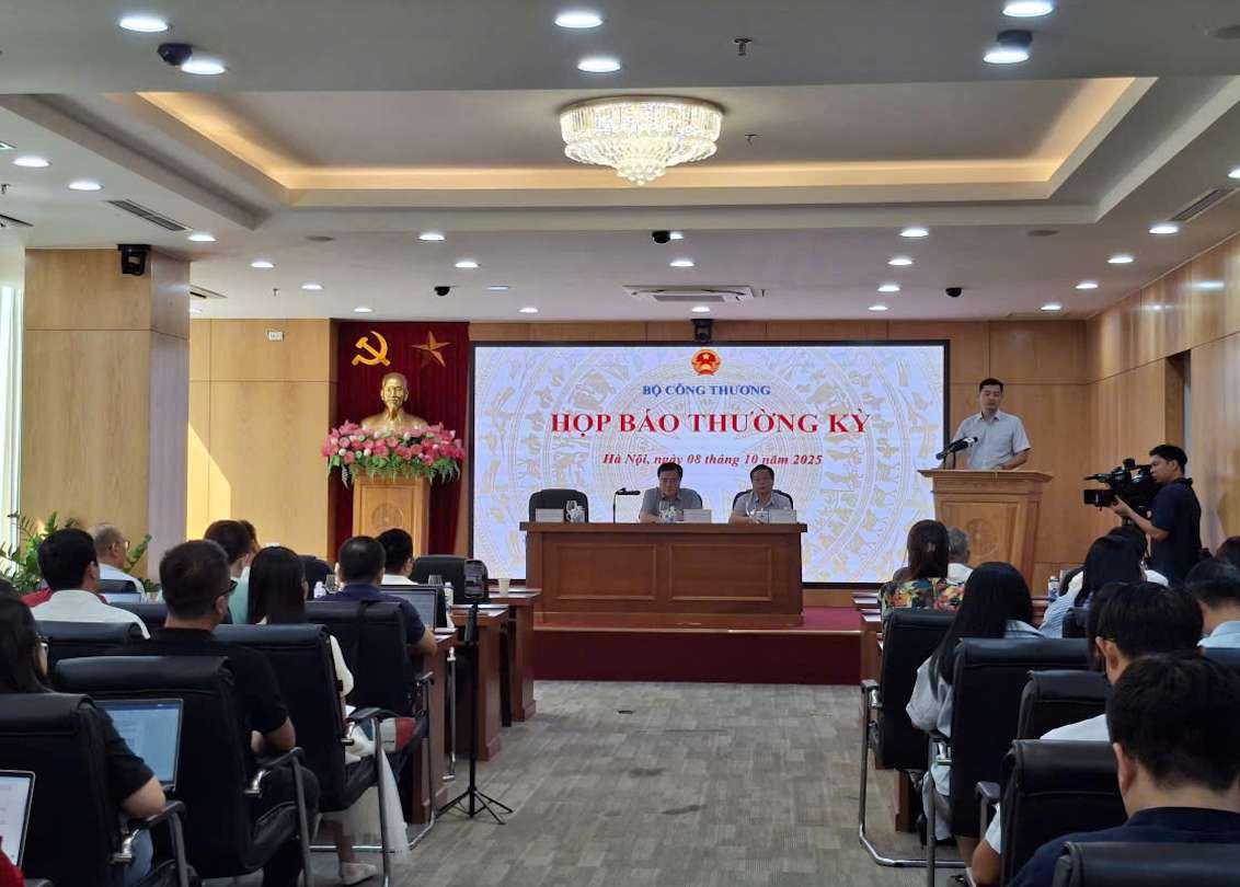 산업통상부는 3분기 기자 회견에서 Chu Thanh Huyen 여사에 대한 고소장에 대해 발표했습니다. 사진: Tuyet Lan