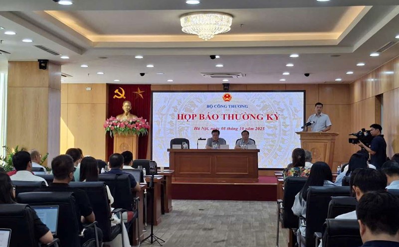 At the third quarter press conference, the Ministry of Industry and Trade informed about the complaint against Ms. Chu Thanh Huyen. Photo: Tuyet Lan