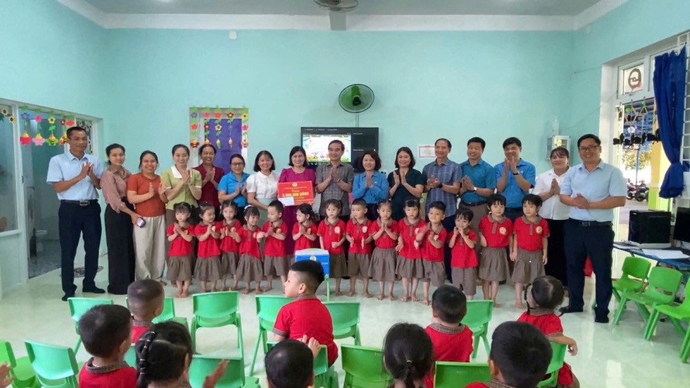 Lideres del Sindicato de TKV visitan y entregan regalos a los niños en la guarderia Huong Duong (Da Nang). Foto: Sindicato de TKV