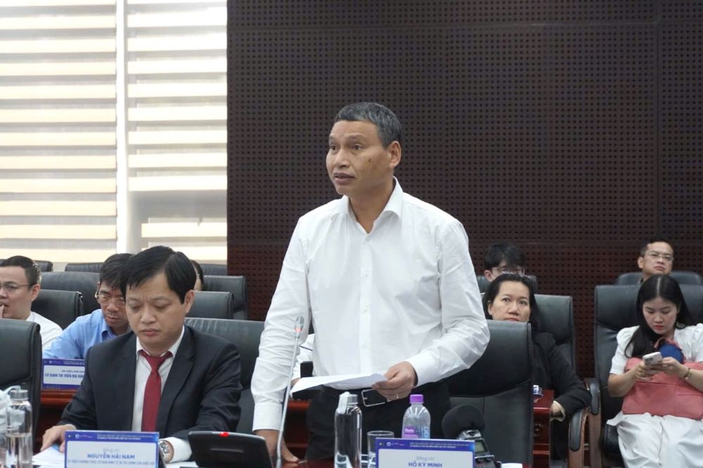 El Sr. Ho Ky Minh - Vicepresidente del Comite Popular de la ciudad de Da Nang pronuncio un discurso de clausura en el Foro 'Dialogo sobre politicas de propiedad encriptada: Desde la gestion de riesgos hasta la creacion de mercado'. Foto: Tran Thi