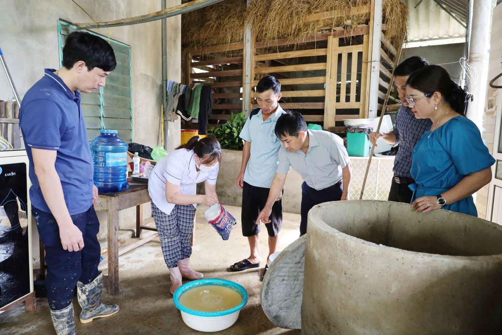 After the storm and flood, the recovery work in Ha Tinh was urgently deployed. In the photo is the domestic water treatment activity for people in Son Giang commune. Photo: Tuan Dung.
