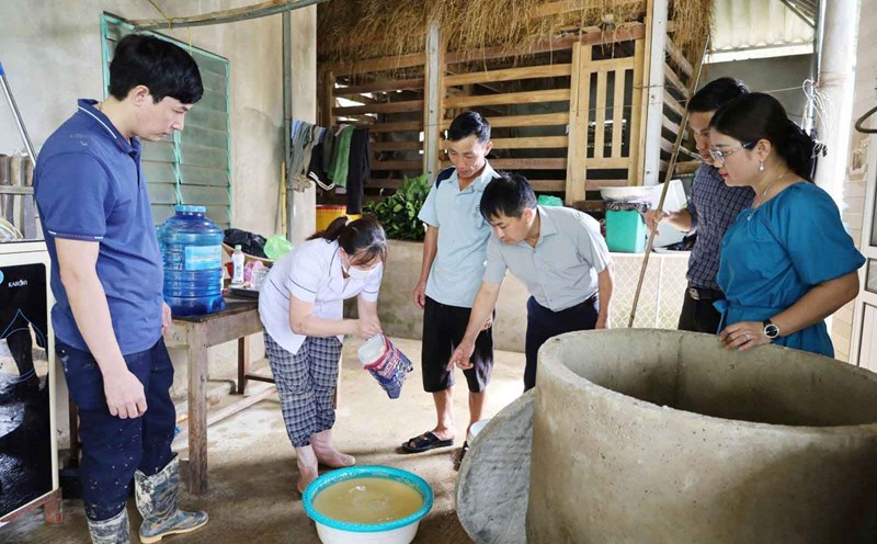 After the storm and flood, the recovery work in Ha Tinh was urgently deployed. In the photo is the domestic water treatment activity for people in Son Giang commune. Photo: Tuan Dung.