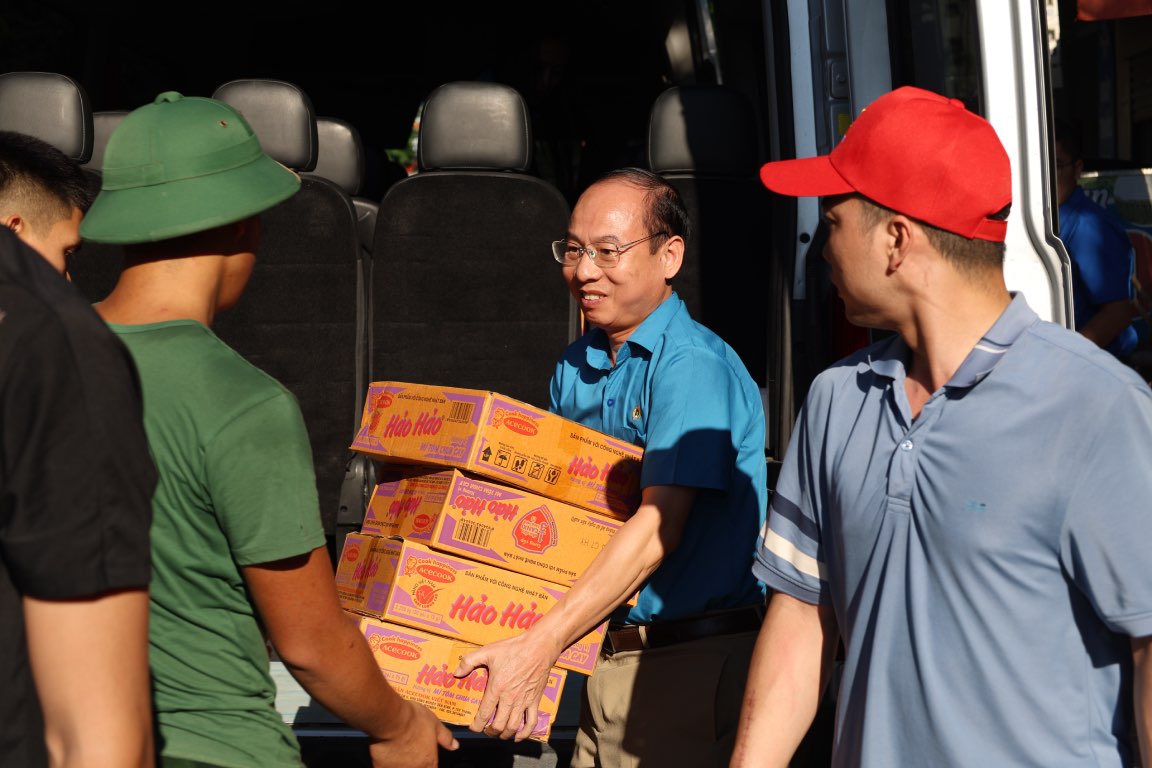 Ong Le Duc Tho - Pho Chu tich Lien doan Lao dong tinh Bac Ninh trao nhu yeu pham toi dong bao bao lu. Anh: Quyet Chien 