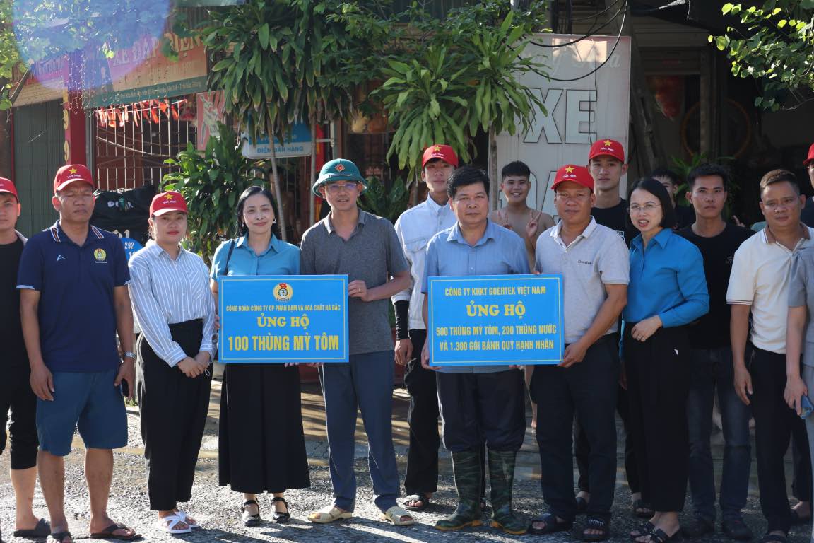 Ba Nguyen Thi Minh Ngoc - Pho Chu tich Lien doan Lao dong tinh Bac Ninh trao ho tro toi dong bao bao lu. Anh: Quyet Chien 