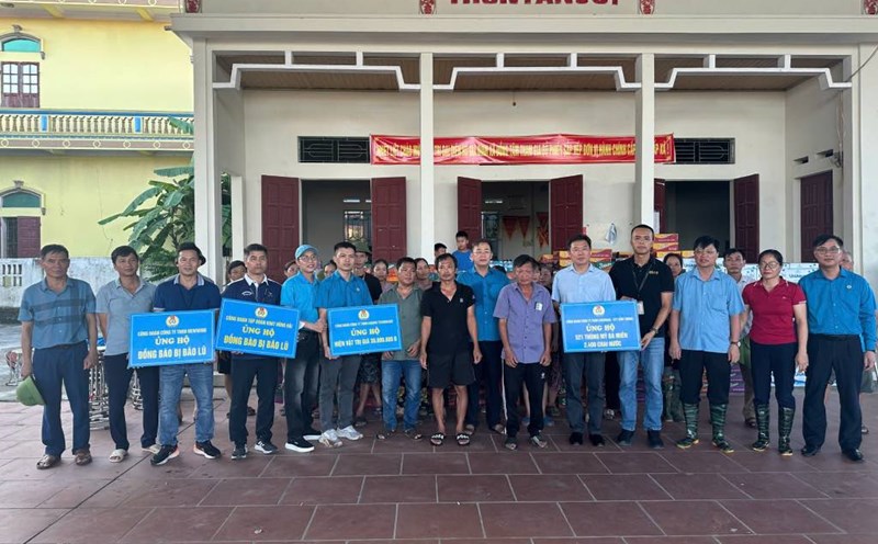 Mr. Thach Van Chung - Member of the Provincial Party Committee, Vice Chairman of the Provincial Fatherland Front, Chairman of the Bac Ninh Provincial Labor Federation presented support to flood victims. Photo: Bac Ninh Provincial Federation of Labor