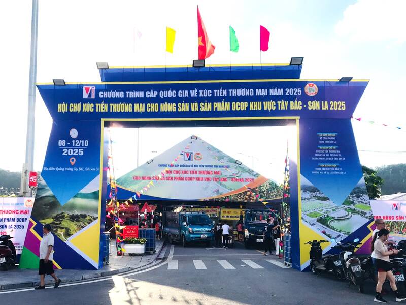 Trade promotion fair for agricultural products and OCOP products in the Northwest - Son La 2025. Photo: Truong Son