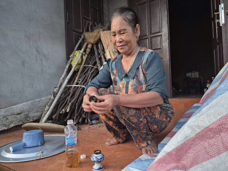 Chiec den dau nhieu nam khong su dung, nay la thu anh sang duy nhat khi mat dien. Anh: Khanh Linh