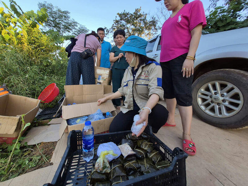 Tung doan cuu tro co mat, ho tro do an thuc uong va nhu yeu pham cho nguoi dan. Anh: Khanh Linh