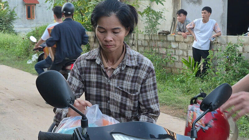 Nguoi dan vuot lu den nhan ho tro. Anh: Khanh Linh