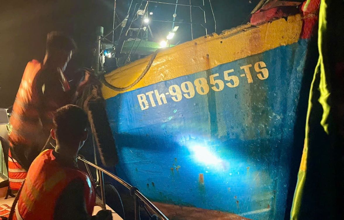 A ship used a "scraper" to destroy aquatic products has just been discovered by the authorities in the campaign against IUU fishing. Photo: Lam Hong