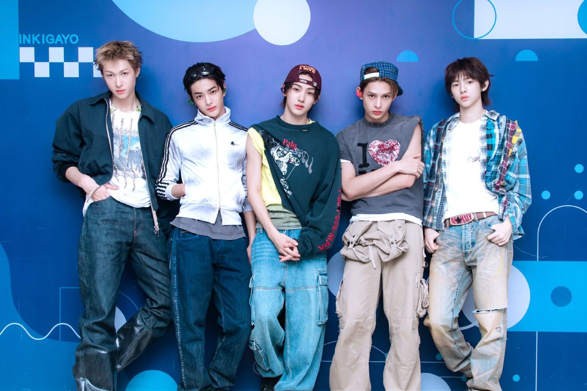Martin (ngoai cung ben trai) la truong nhom CORTIS. Anh: Bit Hit Music