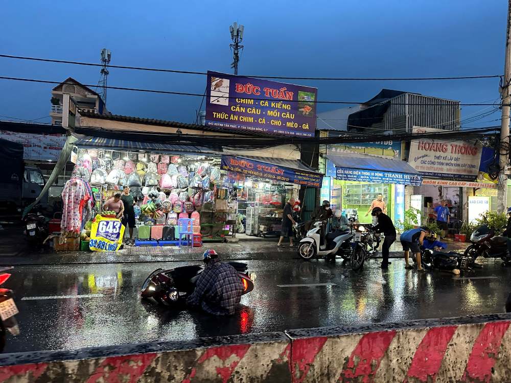 Hang loat xe may bi te nga trong mua tren duong Huynh Tan Phat (phuong Tan Thuan, TPHCM). Anh: Minh Tam