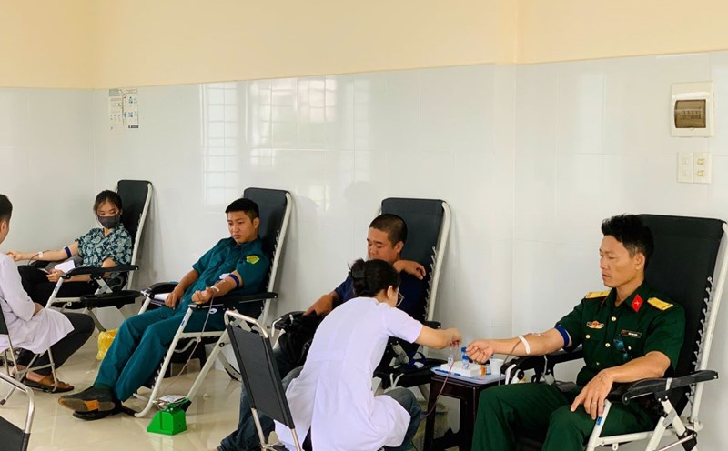 Hundreds of units of blood were donated promptly to serve the rescue work. Photo: Lam Hong