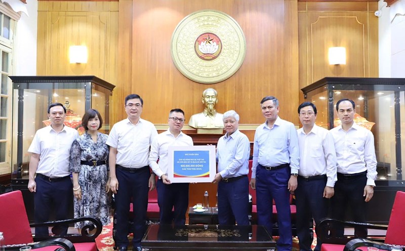 Mr. Do Van Chien - Chairman of the Central Committee of the Vietnam Fatherland Front (4th from right) received donations to people affected by storms and floods from the collective of leaders, officers and workers of Nhan Dan Newspaper. Photo: Minh Hien