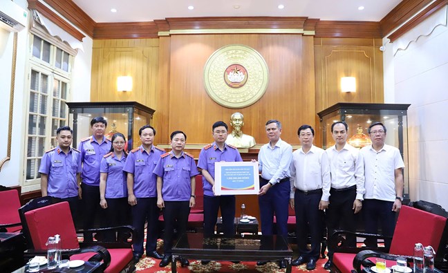 Ong Tran Thang - Pho Bi thu Dang uy MTTQ, cac doan the Trung uong tiep nhan va trao thu cam on Vien Kiem sat Nhan dan Toi cao. Anh: Minh Hien 