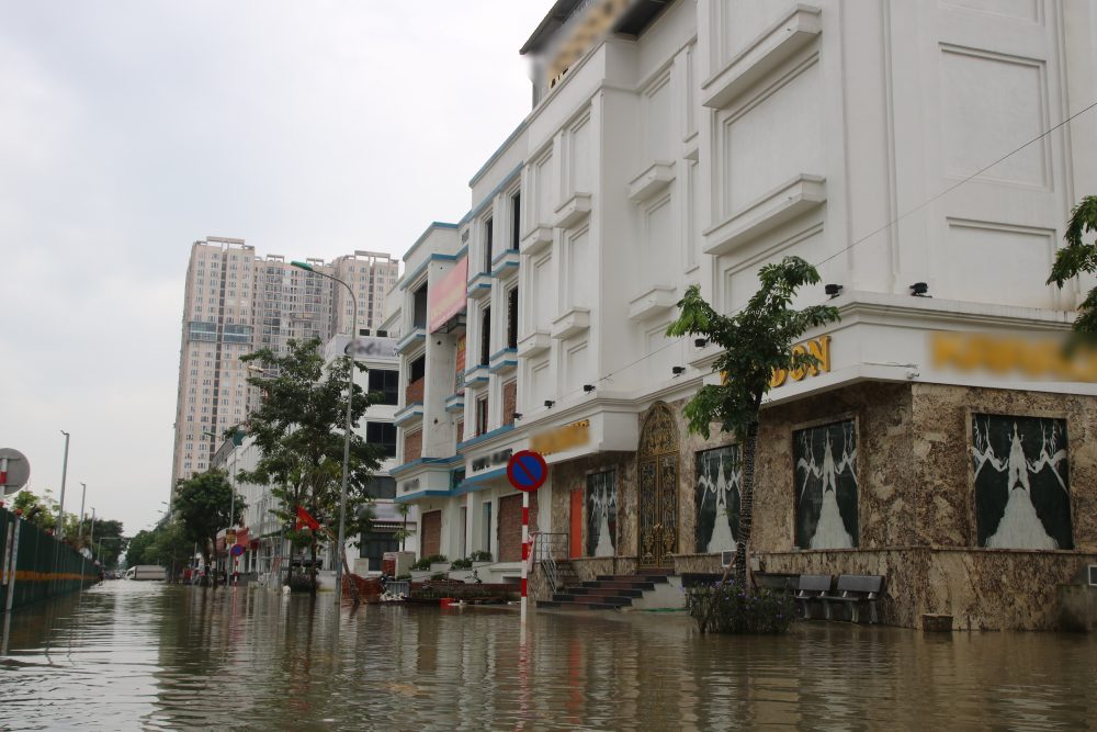Khu nha lien ke tai khu do thi hai ben duong Hoang Tung bi ngap sau. Anh: Tran Vuong