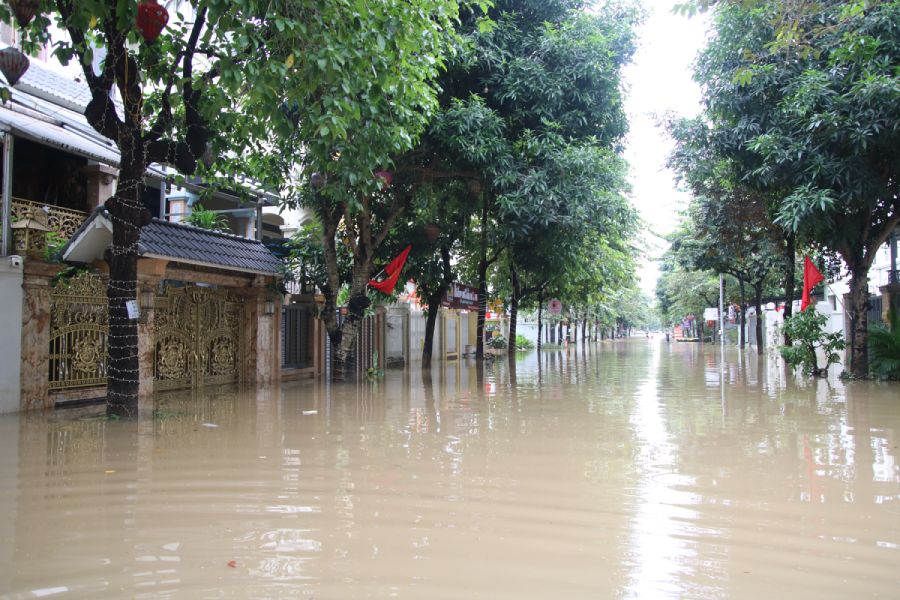 “Khu nha giau” tai khu do thi moi Le Trong Tan ngap sau trong bien nuoc du da het mua 1 ngay. Anh: Tran Vuong