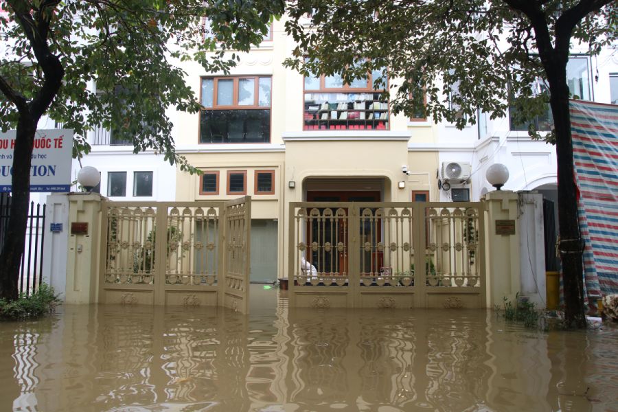 Nuoc ngap sau, tran vao cac khu biet thu, nha lien ke. Anh: Tran Vuong