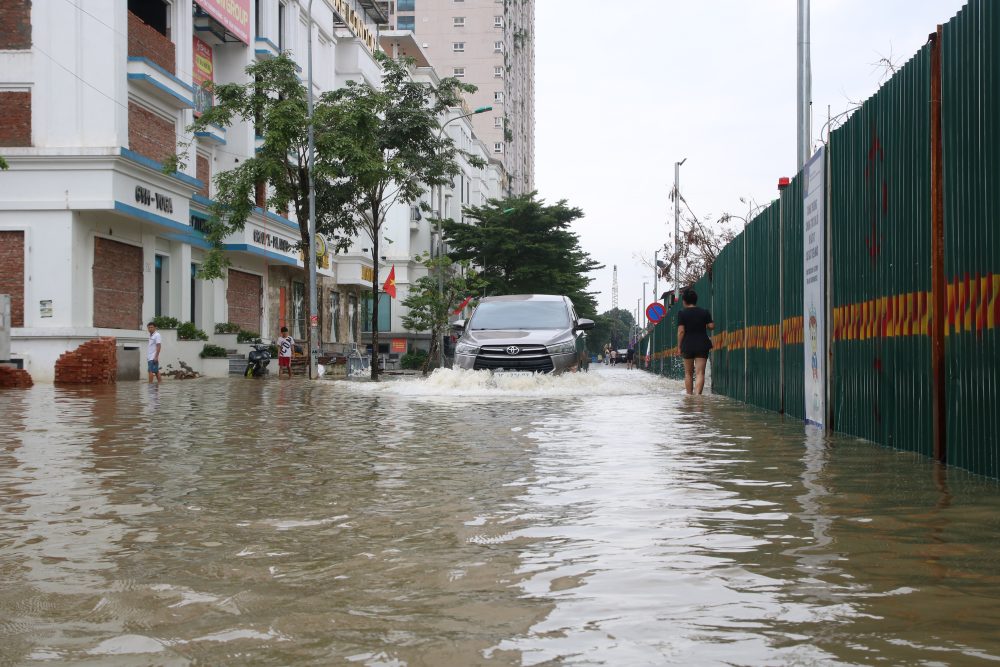 Nuoc ngap sau tai khu do thi Nam An Khanh, Ha Noi ngay 8.10. Anh: Tran Vuong