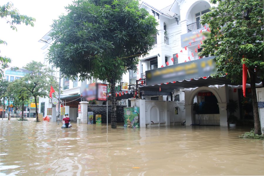 Nguoi dan bi bom loi nuoc, co nhung noi nuoc ngap sau len toi 1m. Anh: Tran Vuong