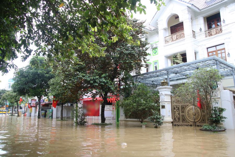 The villa in A Geleximco Le Trong Tan area was deeply submerged in water on October 8. Photo: Tran Vuong