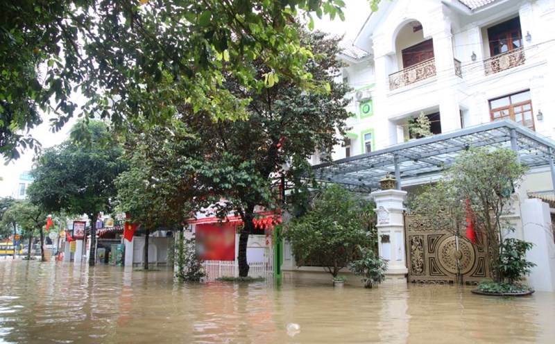 The villa in A Geleximco Le Trong Tan area was deeply submerged in water on October 8. Photo: Tran Vuong