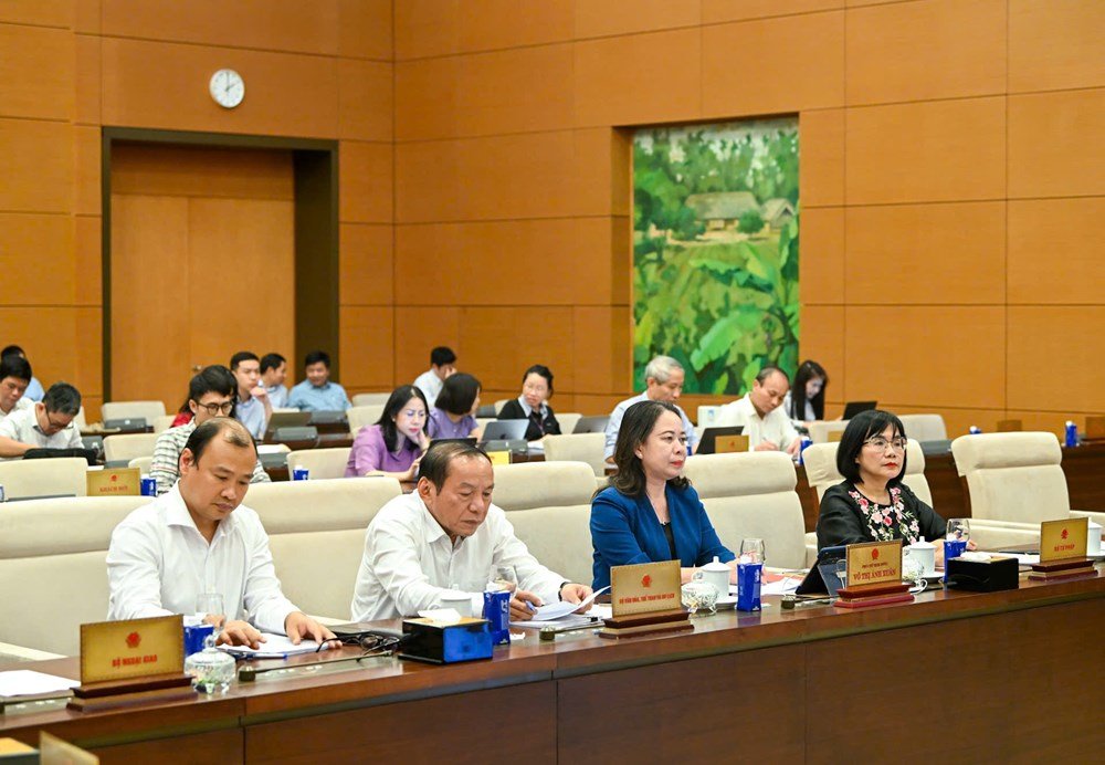 Pho Chu tich nuoc Vo Thi Anh Xuan (thu hai tu phai sang), Bo truong Bo VHTTDL Nguyen Van Hung, Thu truong Thuong truc Bo VHTTDL Le Hai Binh tai phien hop 