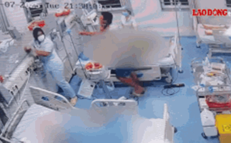 Image of a man beating a female employee of Vung Tau Hospital.