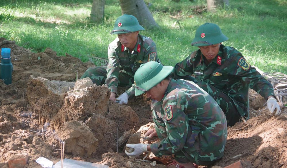 Đội quy tập hài cốt liệt sĩ 584 tìm kiếm hài cốt liệt sĩ trong khuôn viên Thành cổ Quảng Trị. Ảnh: Xuân Diện