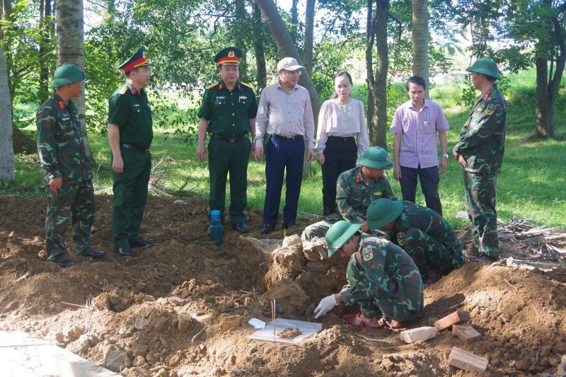 Doan Cong tac Ban Chi dao 515 tinh Quang Tri tham, dong vien Doi quy tap hai cot liet si 584 dang thuc hien nhiem vu tai Thanh co Quang Tri. Anh: Xuan Dien