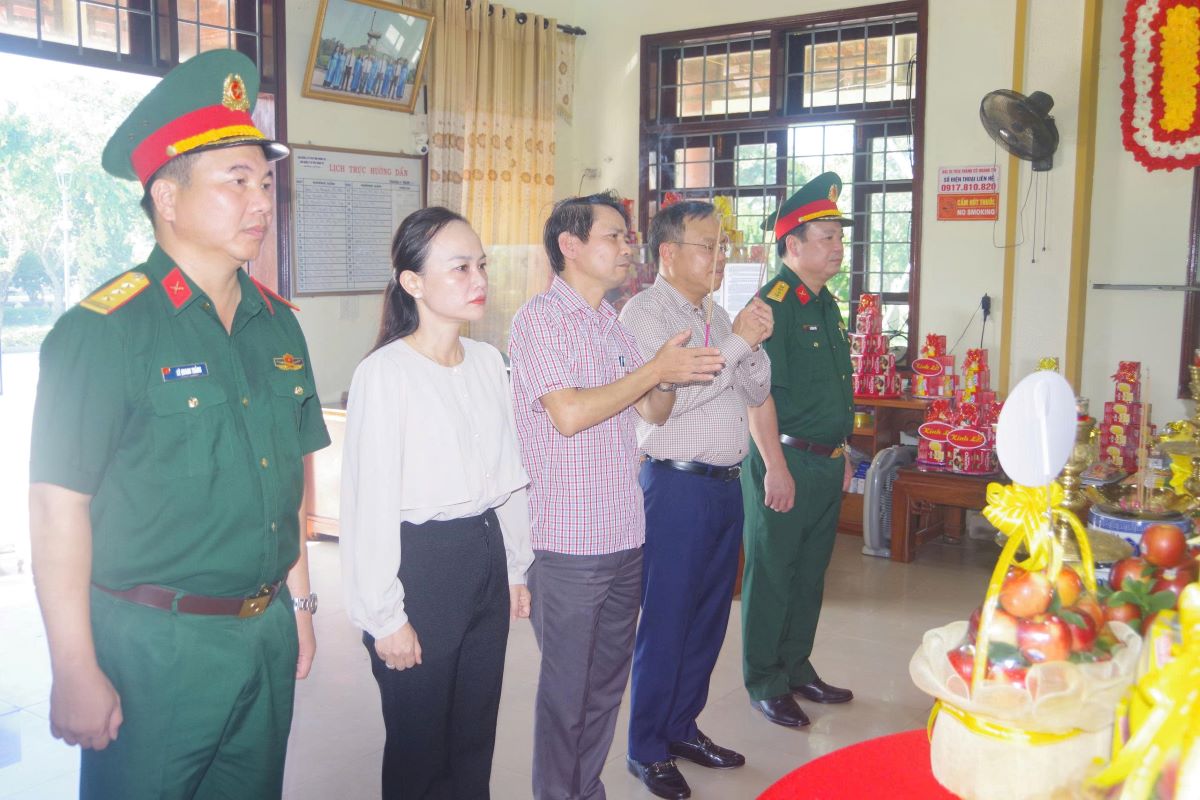 Doan Cong tac Ban Chi dao 515 tinh Quang Tri dang huong tri an cac anh hung liet si. Anh: Xuan Dien