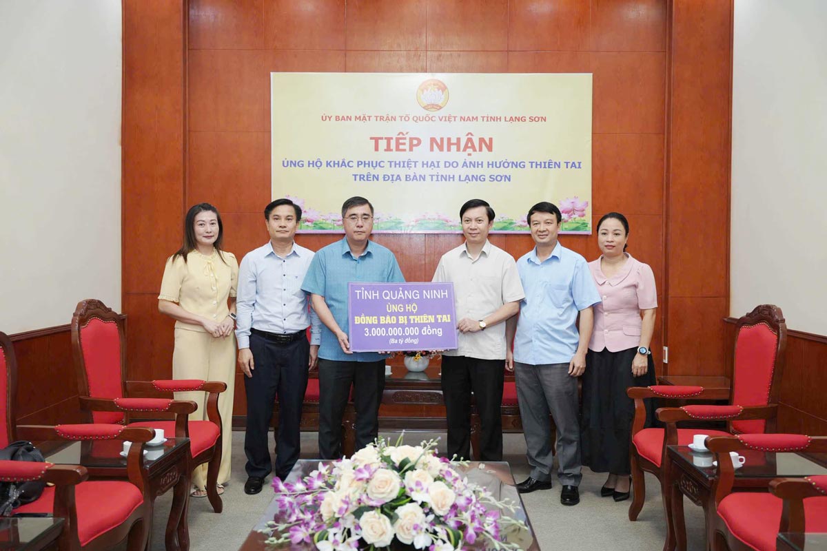 El Sr. Nguyen Chi Thanh - Miembro del Comite Permanente del Comite Provincial del Partido el Vicepresidente Permanente del Comite del Frente de la Patria de la provincia de Quang Ninh (en tercer lugar de izquierda a derecha) entrega 3 mil millones de VND de apoyo a la provincia de Lang Son. Foto: MTTQ Viet Nam provincia de Quang Ninh