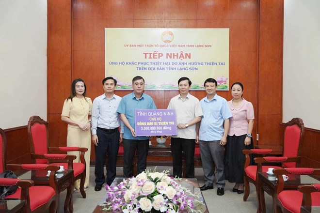 Tỉnh Quảng Ninh trao 15 tỉ đồng ủng hộ nhân dân các tỉnh thiệt hại do hoàn lưu bão số 11