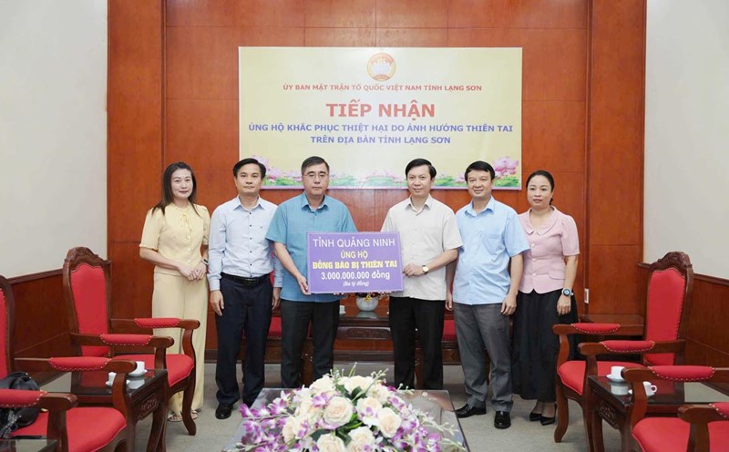 Mr. Nguyen Chi Thanh - Member of the Provincial Party Standing Committee, Permanent Vice Chairman of the Quang Ninh Provincial Fatherland Front Committee (standing 3rd from left) presented Lang Son province with 3 billion VND in support. Photo: Vietnam Fatherland Front of Quang Ninh province