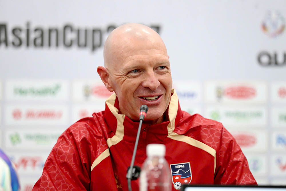 네팔 대표팀의 매트 로스 감독이 베트남 대표팀과의 경기 전 기자 회견에 참석했습니다. 사진: 탄 부