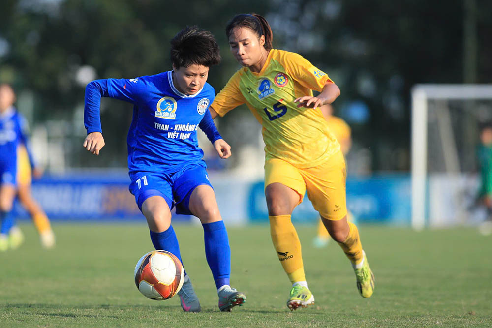 TPHCM I (노란색 유니폼)은 2025년 태산북컵 전국 여자 축구 선수권 대회 9라운드에서 베트남 석탄 광물과 무승부를 기록했습니다. 사진: VFF