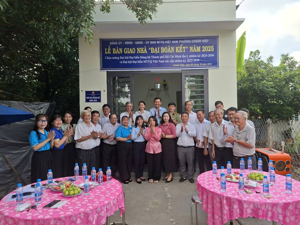 Chanh Hiep 구의 대단결 주택 준공 및 인도식. 사진: Chanh Hiep 구 베트남 조국전선위원회