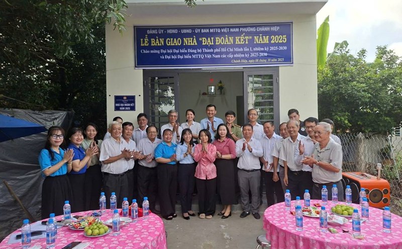 Inauguration ceremony of the handover of the Great Unity House in Chanh Hiep Ward. Photo: Vietnam Fatherland Front Committee of Chanh Hiep Ward