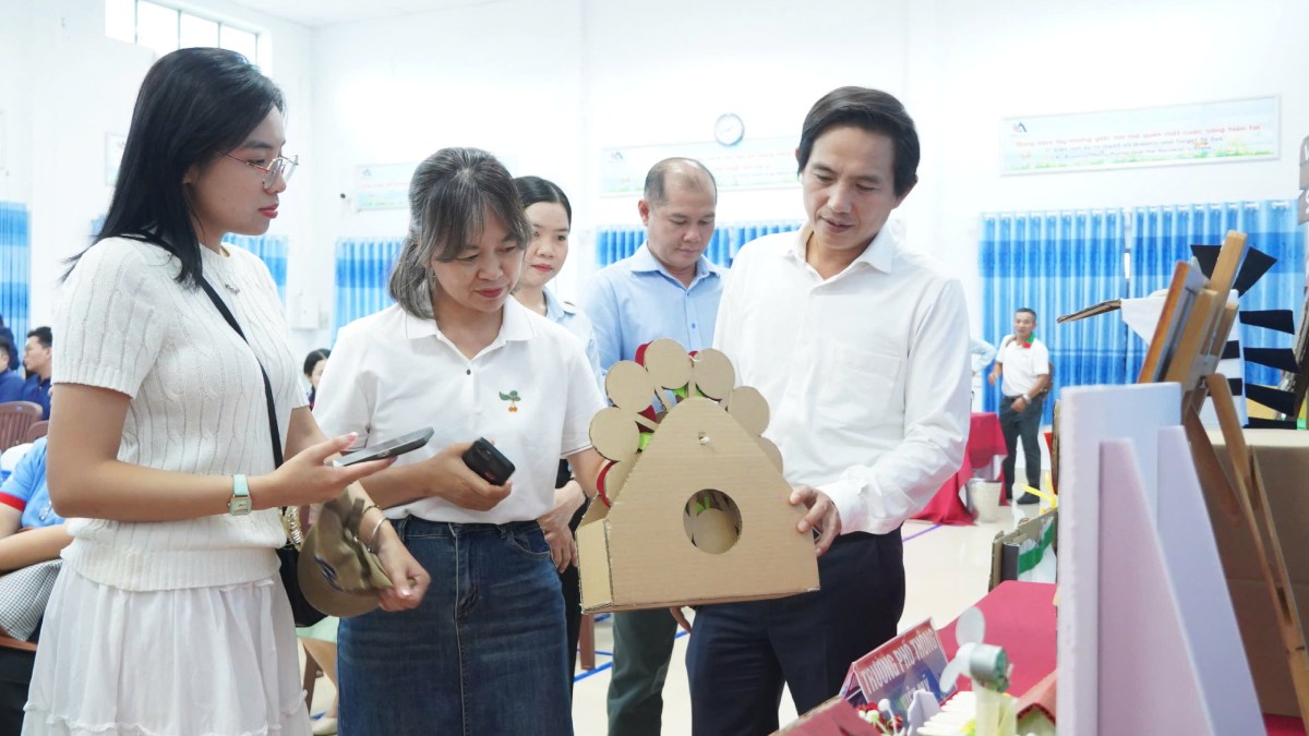 Cac dai bieu tham quan khong gian trung bay cac san pham tai che. Anh: Ta Quang