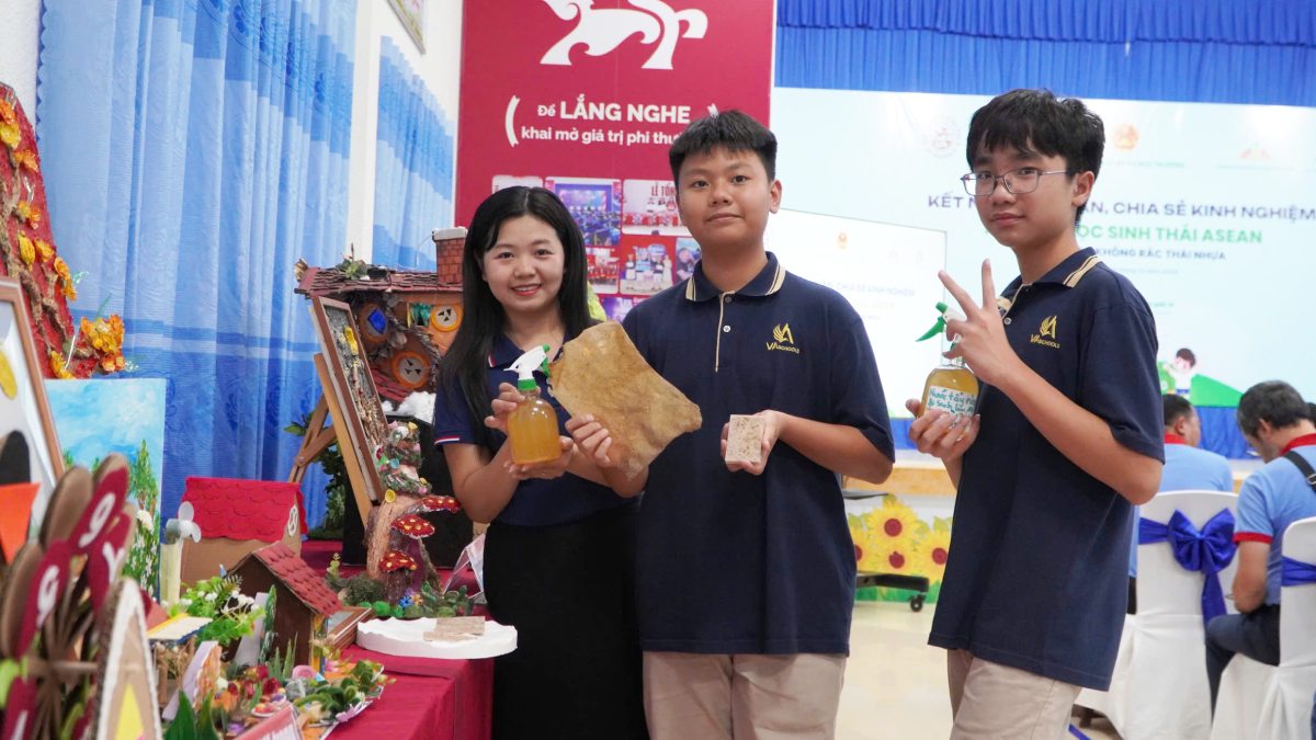 Cac em hoc sinh voi nhung