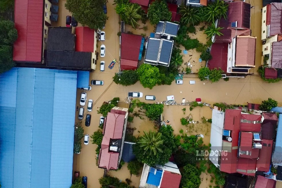Many sections of the road in Thai Nguyen are heavily flooded. Photo: Nguyen Hoan